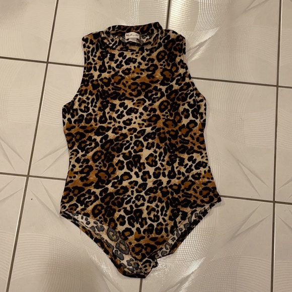 Leopard Print Bodysuit with Snap Closure - Picture 3 of 6